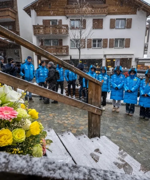 Crans-Montana, le immagini dello struggente omaggio delle ragazze dello sci