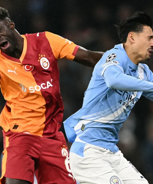 Spaventoso scontro tra i calciatori, l’arbitro ferma tutto. Foto