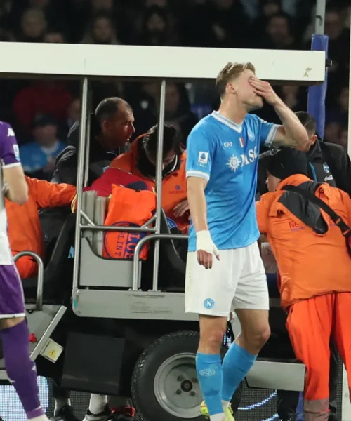 Di Lorenzo scoppia a piangere, fuori in barella: compagni scossi. Le foto