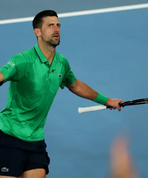 Novak Djokovic recupera energie in vista di Jannik Sinner: è già ai quarti senza giocare