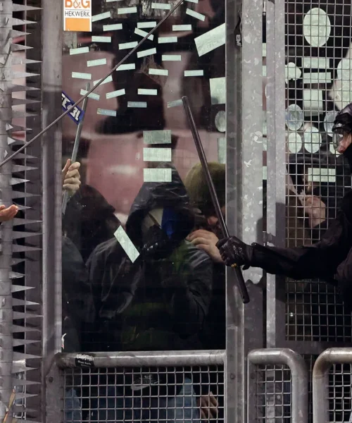 Tremendi scontri tra tifosi e polizia, le foto del caos in Olanda