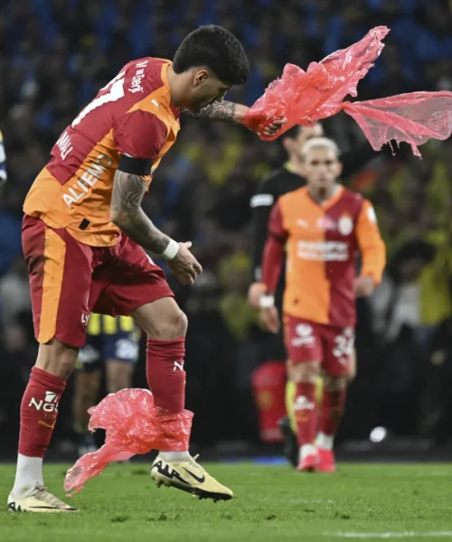 La spazzatura lo intrappola durante la partita, calciatore furioso: le foto