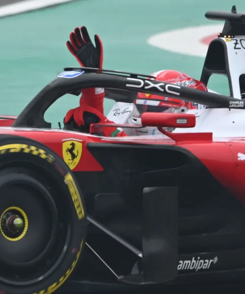 Lewis Hamilton e Charles Leclerc subito in pista con la nuova Ferrari SF-26: le foto