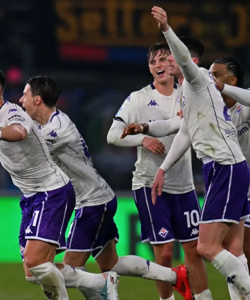 La Fiorentina fa il colpaccio a Bologna nel giorno del ricordo di Rocco Commisso