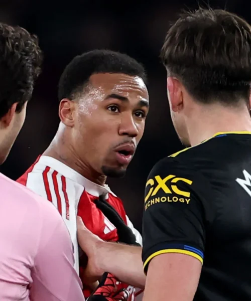 Si rifiuta di stringere la mano al rivale, tensione dopo la partita: foto