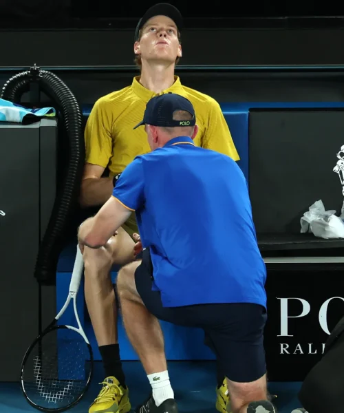 Jannik Sinner in preda ai crampi ma la “Heat Rule” lo salva: le foto