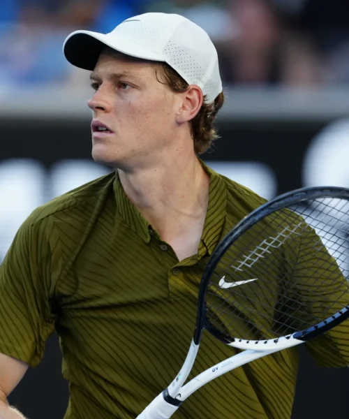 Jannik Sinner senza pietà: strapazza Luciano Darderi e vola ai quarti