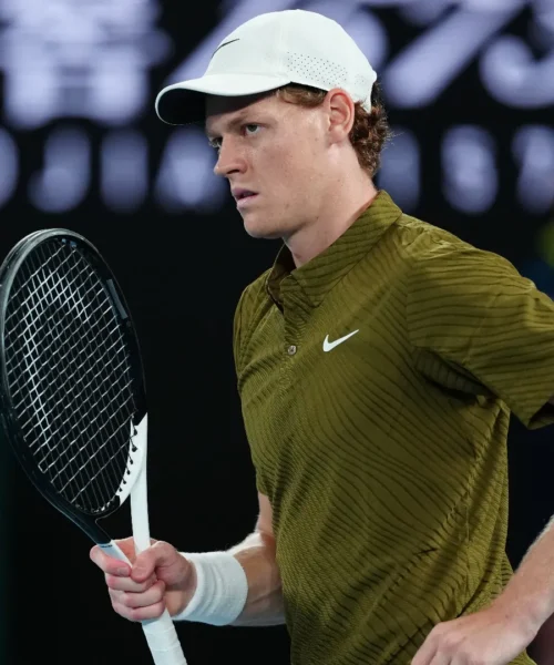 Jannik Sinner parte forte con Novak Djokovic