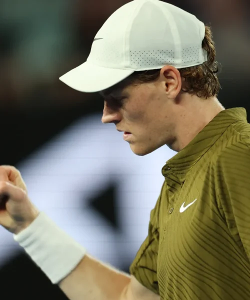 Jannik Sinner torna avanti contro Novak Djokovic