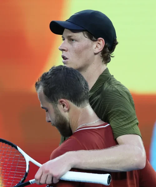 Jannik Sinner va di fretta agli Australian Open: Gaston dura due set e scoppia in lacrime