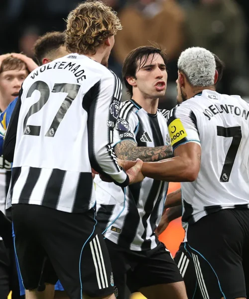 Perde il controllo e si scaglia contro l’arbitro: devono allontanarlo. Immagini