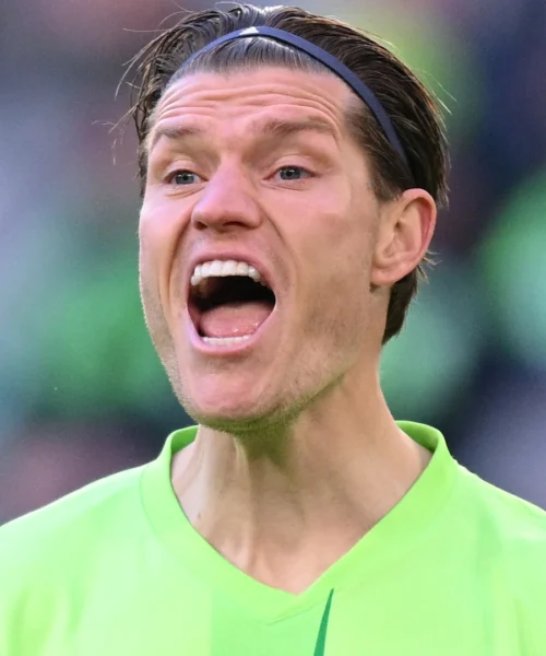 Spintona e insulta il compagno di squadra: il clamoroso gesto in campo fa discutere