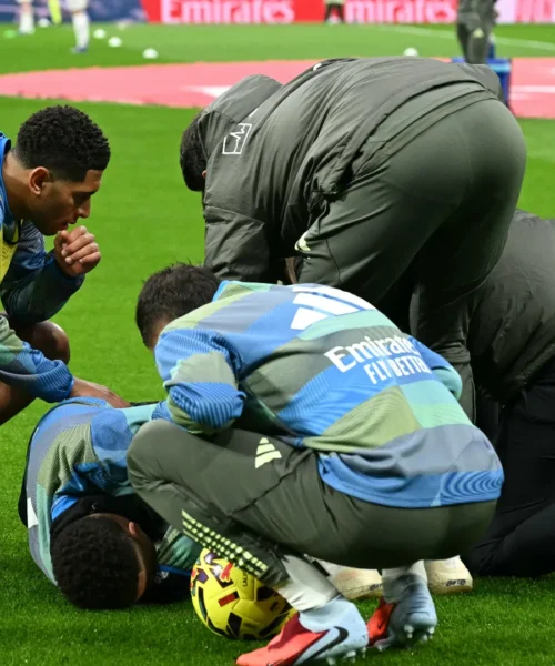 Paura per Kylian Mbappé a pochi minuti dall’inizio della partita. Foto