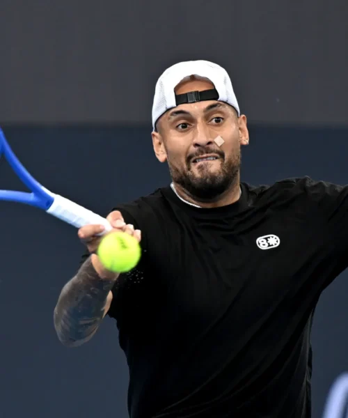 Nick Kyrgios subito sbaragliato in due set, poi si sfoga: “Qui per soldi”