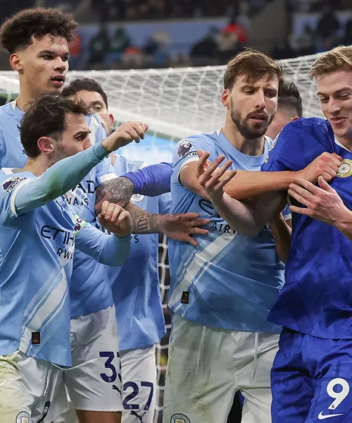 Tutti contro Liam Delap: le foto della maxi aggressione