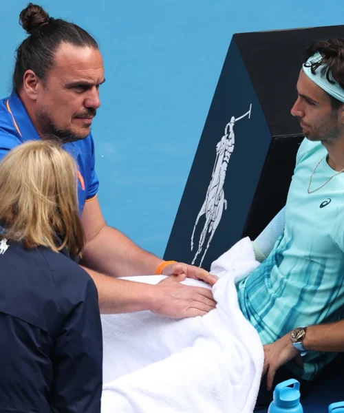 Lorenzo Musetti domina due set poi alza bandiera bianca: avanza Nole Djokovic