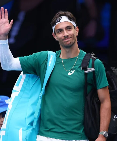 Lorenzo Musetti si ritira contro Alexander Zverev in un match di esibizione