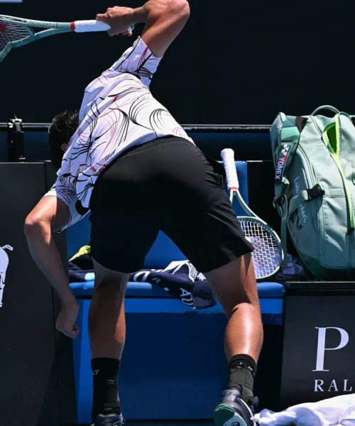 Crisi di nervi: il tennista sfascia la racchetta e la tira ai fan. Foto