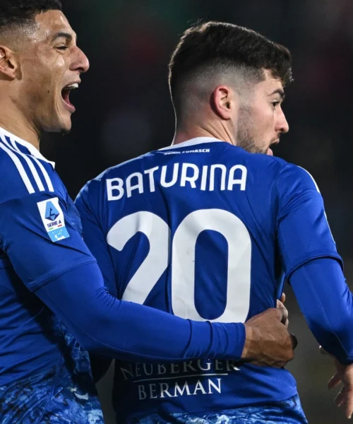 Baturina gela il Bologna, pari Como al 94′. Un punto ciascuno anche per Udinese e Pisa