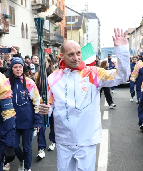 Massimiliano Allegri fa il tedoforo olimpico e punge Cesc Fabregas