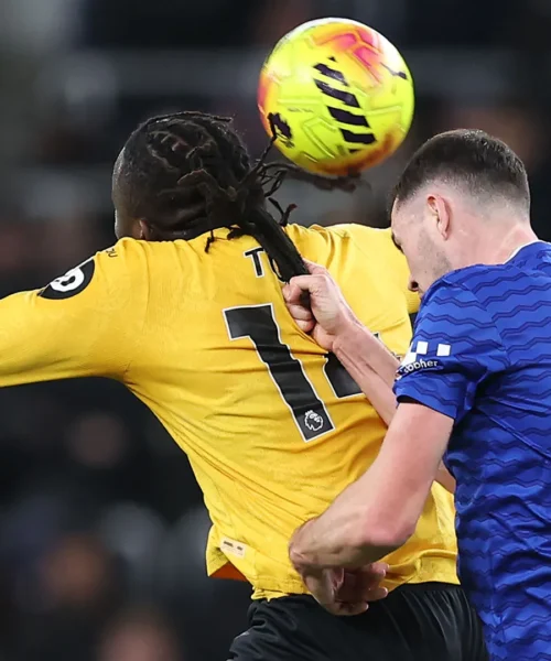 Strappa i capelli dell’avversario, le foto del gesto folle in Inghilterra