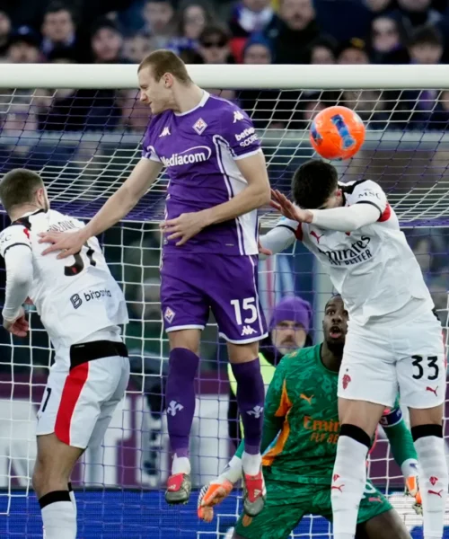 Nkunku e la traversa salvano il Diavolo, pareggio ad alta tensione tra Fiorentina e Milan