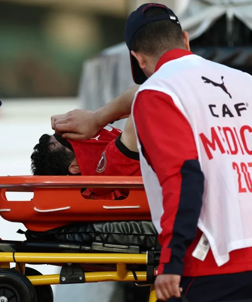 Orribile infortunio: il calciatore lascia lo stadio in ambulanza. Foto