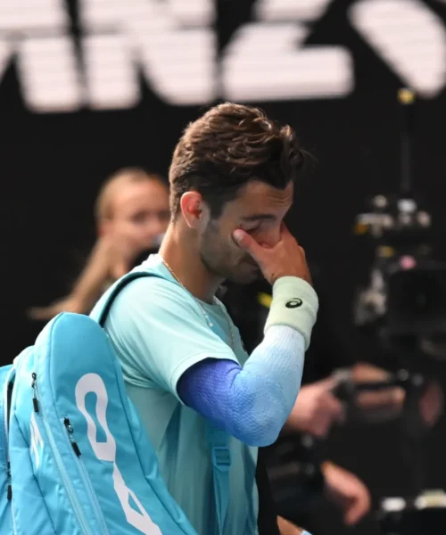 Lorenzo Musetti spiega l’infortunio: la preoccupazione è tanta