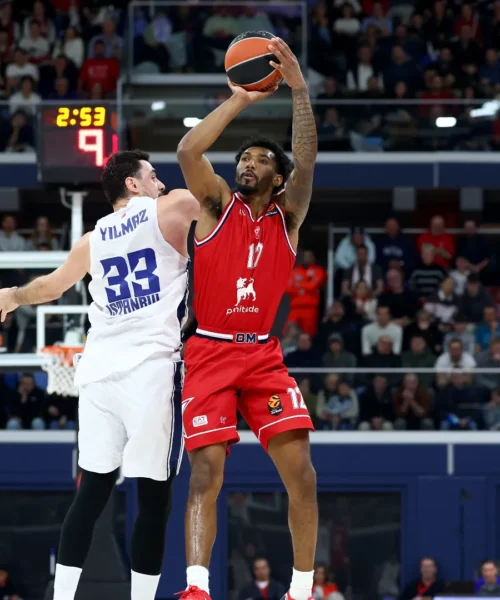 Armoni Brooks è super, una Milano a due facce festeggia i 90 anni battendo l’Efes