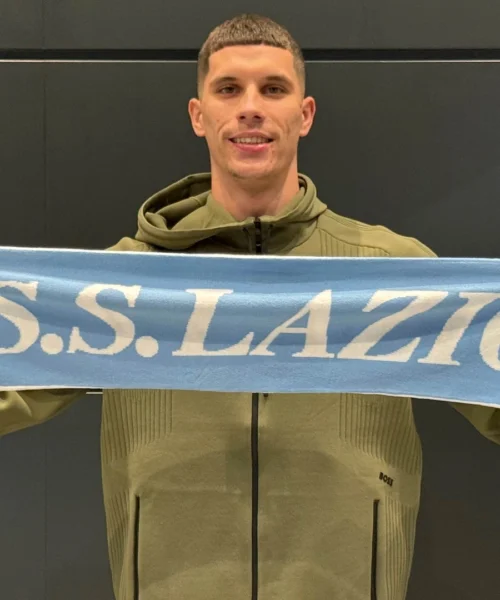 Mercato Lazio, Petar Ratkov è ufficiale: ora è caccia al centrocampista, due i nomi vicini