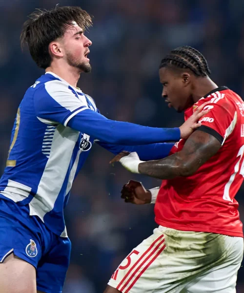 Caos totale tra Porto e Benfica, le foto dei calciatori fuori controllo
