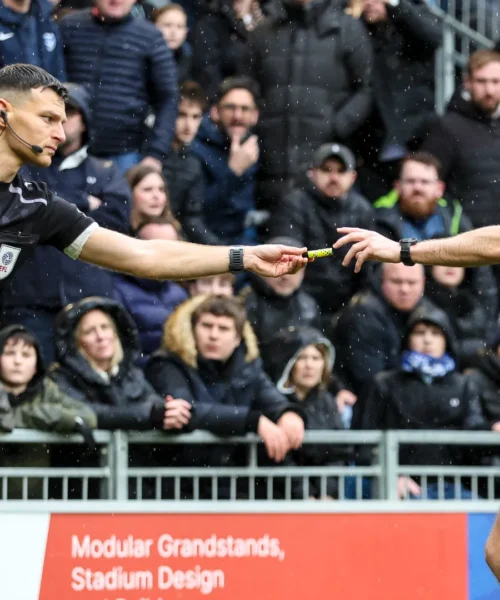 Risse e calciatori colpiti dagli accendini, follia in Inghilterra: foto