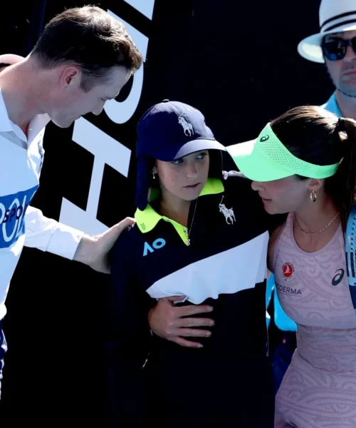 La raccattapalle collassa durante la partita, le foto del grande spavento