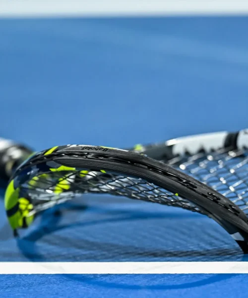 Gli spaccatori di racchette, c’è anche qualche big: le foto