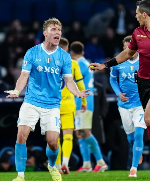 Il Napoli rimonta due gol al Verona: pari e polemiche. L’Atalanta manda ko il Bologna