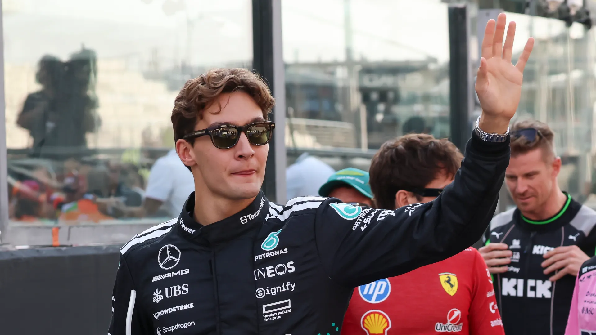 Lewis Hamilton e la Ferrari inquietano George Russell
