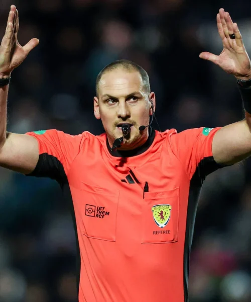 L’arbitro si fa male, al suo posto entra un ex portiere: immagini