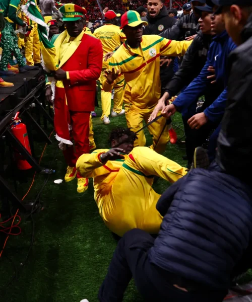 Caos totale in Coppa d’Africa: il Senegal abbandona il campo, le foto