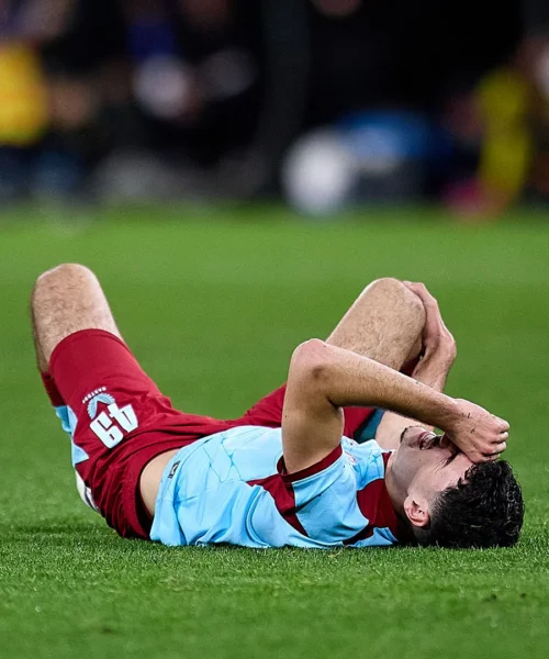 Il figlio è in lacrime, Robin Van Persie corre in campo e lo consola. Foto