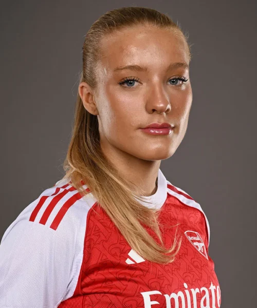 Commenti indecenti contro Smilla Holmberg: le foto della stella svedese