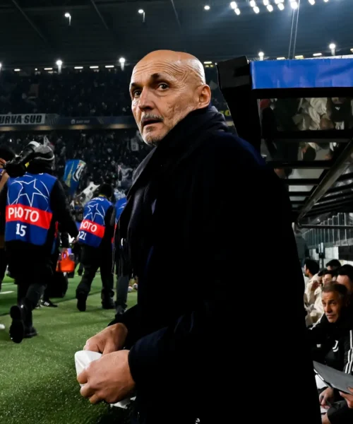 Spalletti incontenibile: scambio di insulti con un tifoso, poi schiaffeggia la stella in panchina