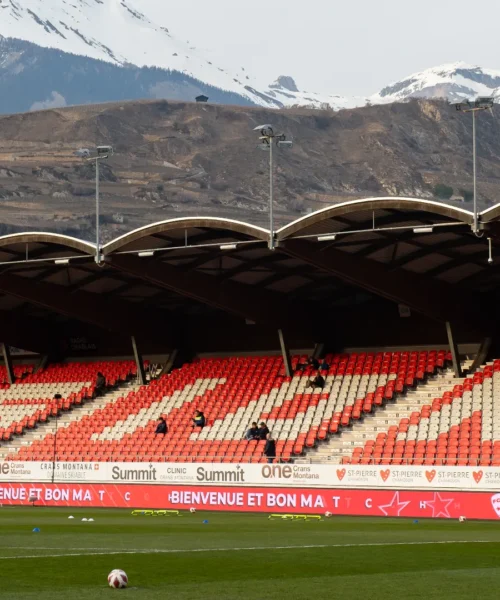 Tragedia in Svizzera: tifoso cade dalla tribuna e muore