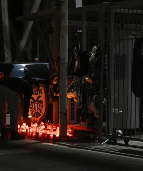 Tragedia nella tragedia in Grecia dopo la morte in un incidente di sette tifosi