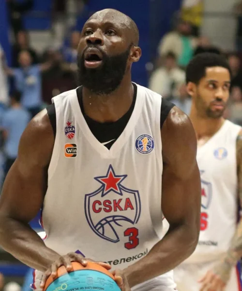 Tonye Jekiri, un centrone anima il mercato