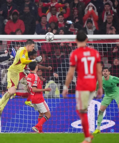 Il gol del portiere (le foto) porta avanti in Champions League il Benfica di Mourinho