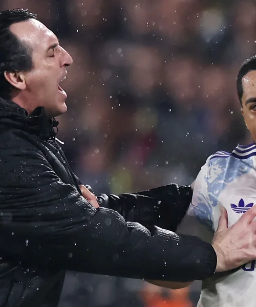 Rissa tra calciatore e allenatore, le foto della scena assurda