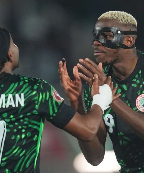 Ademola Lookman e Victor Osimhen litigano in campo: le foto della sceneggiata