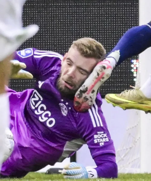 Calcio in faccia al portiere, attimi di paura in Olanda. Immagini
