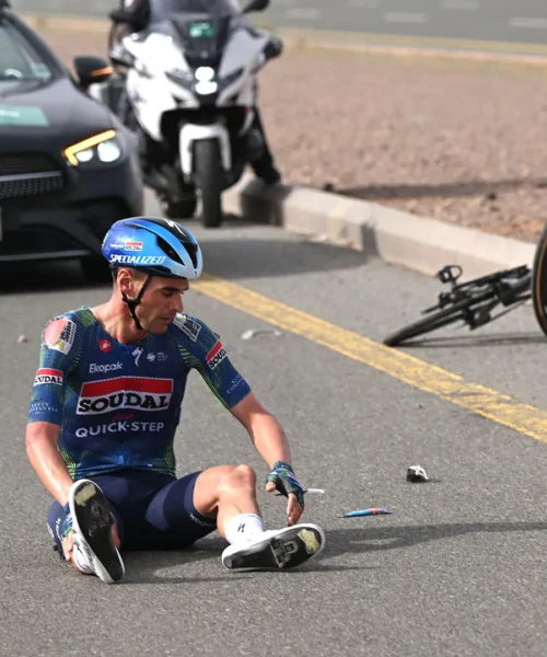 Ciclisti feriti dopo la terribile caduta, le immagini