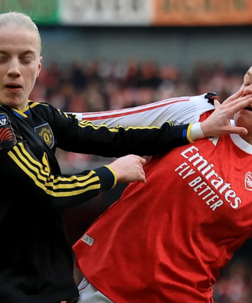 Mette le dita nel naso dell’avversaria, le foto del bizzarro intervento